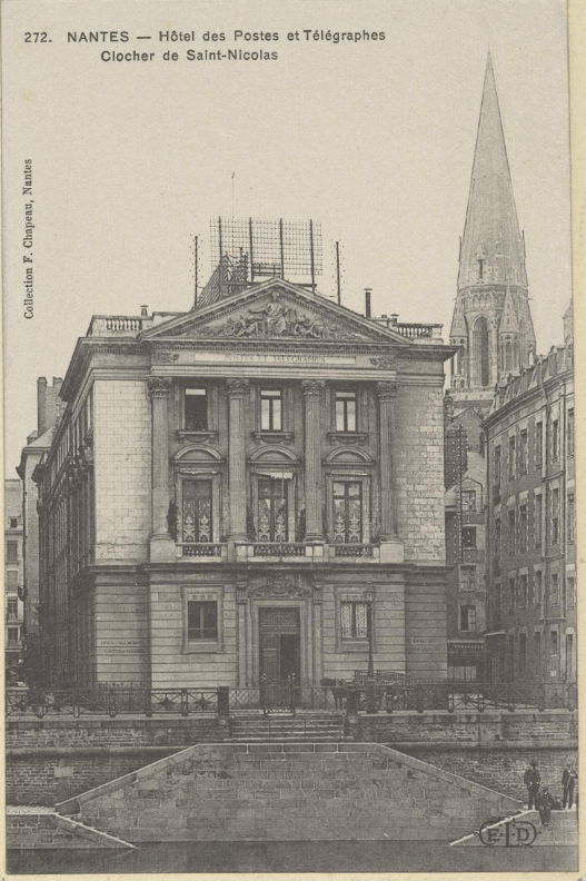 Hôtel des postes et des télégraphes auparavant appelé Halle au blé ayant accueilli la première bibliothèque municipale à Nantes