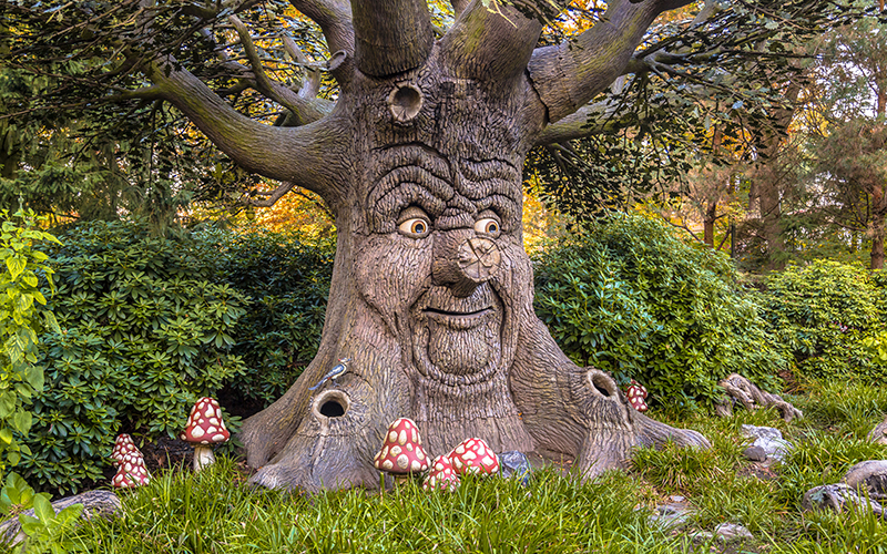 Talking tree with happy face